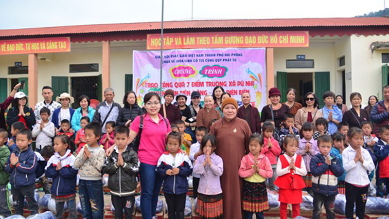 Làm nhiều việc thiện giúp đỡ cộng đồng giúp tâm hồn ấm áp hơn
